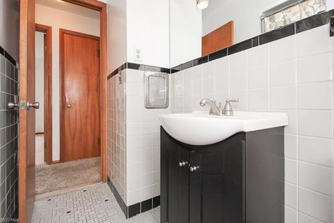29664 Robert St, Wickliffe, OH 44092 photo 7