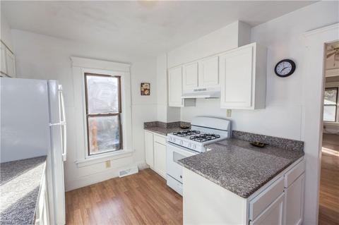 819 Carlysle St, Akron, OH 44310 photo 3