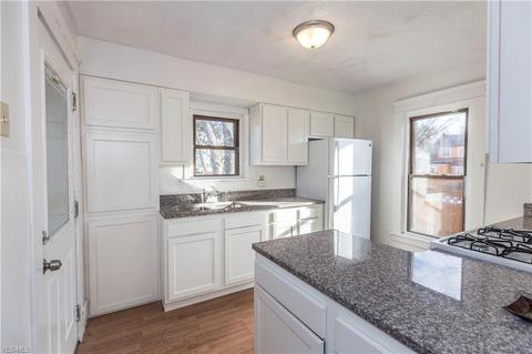 819 Carlysle St, Akron, OH 44310 photo 5