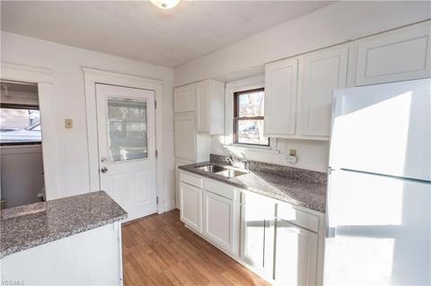 819 Carlysle St, Akron, OH 44310 photo 4