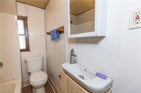 819 Carlysle St, Akron, OH 44310 photo 17