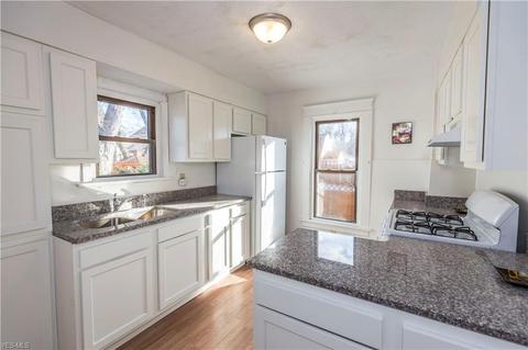 819 Carlysle St, Akron, OH 44310 photo 2