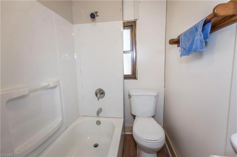 819 Carlysle St, Akron, OH 44310 photo 16