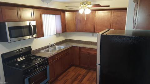 865 Independence Ave, Akron, OH 44310 photo 3