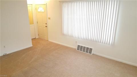 865 Independence Ave, Akron, OH 44310 photo 2