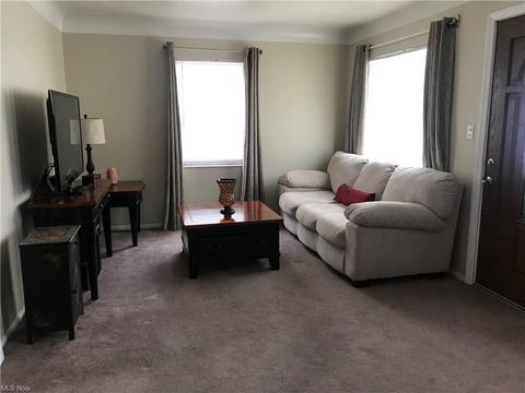 2829 Commonwealth Dr, Parma, OH 44134 photo 3