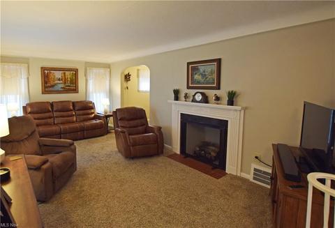 260 E 211th St, Euclid, OH 44123 photo 2
