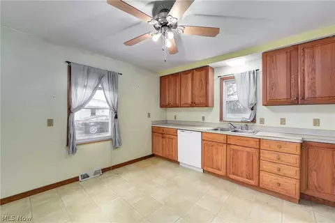 3319 Pickett Rd, Lorain, OH 44053 photo 13