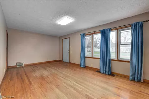 3319 Pickett Rd, Lorain, OH 44053 photo 3