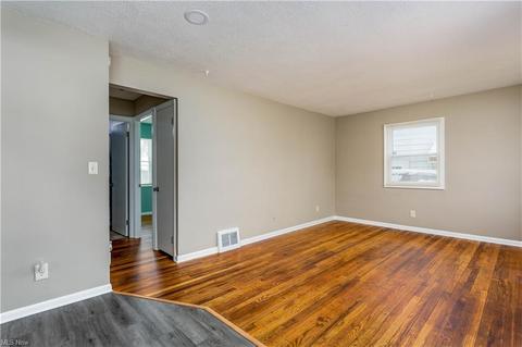 629 Eastern Heights Blvd, Elyria, OH 44035 photo 2