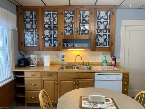 894 E 210th St, Euclid, OH 44119 photo 3