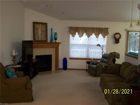 525 Falling Leaf Dr, Seven Hills, OH 44131 photo 2