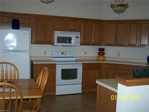 525 Falling Leaf Dr, Seven Hills, OH 44131 photo 4