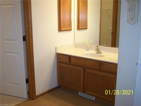 525 Falling Leaf Dr, Seven Hills, OH 44131 photo 10
