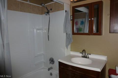 406 Elm St, Struthers, OH 44471 photo 14