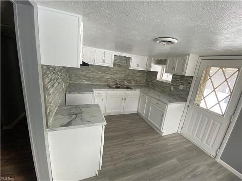 5295 Rolling Ave, Lorain, OH 44055 photo 3