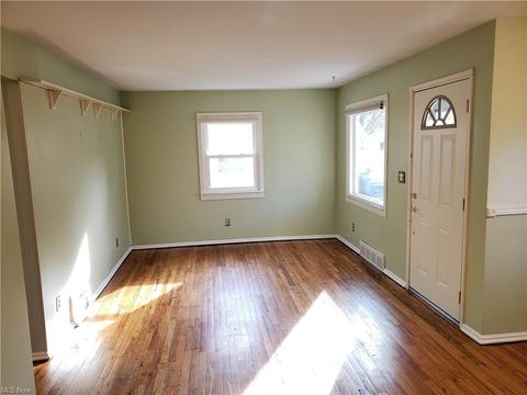 1233 Cedar Dr, Lorain, OH 44052 photo 2