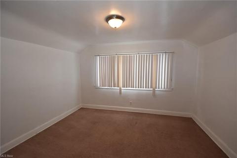 7601 Thornton Dr, Parma, OH 44129 photo 12