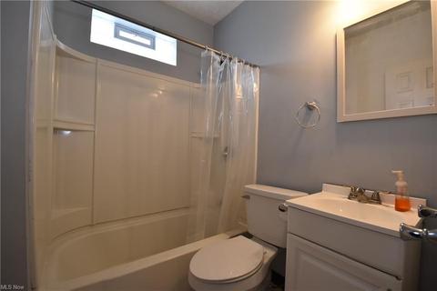 7601 Thornton Dr, Parma, OH 44129 photo 8