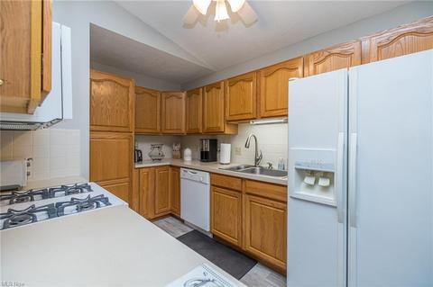 120 Bentley Dr, Elyria, OH 44035 photo 4