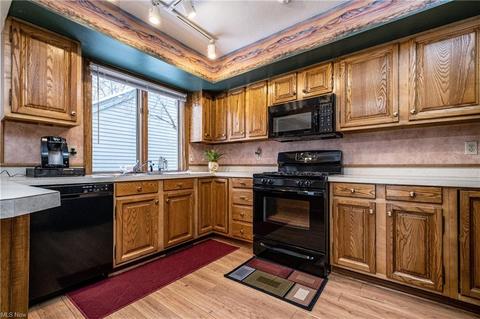 1517 Baycrest Dr NW, Canton, OH 44708 photo 2