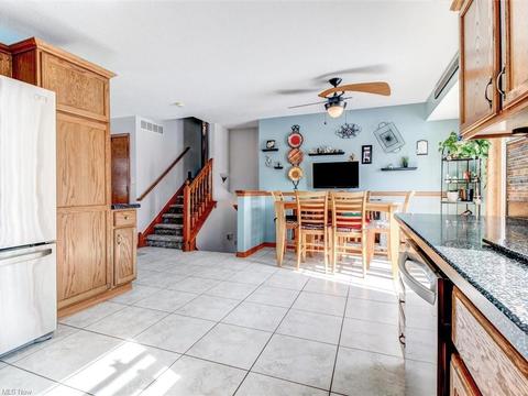 360 Pemberton Dr, Elyria, OH 44035 photo 4