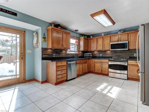 360 Pemberton Dr, Elyria, OH 44035 photo 5