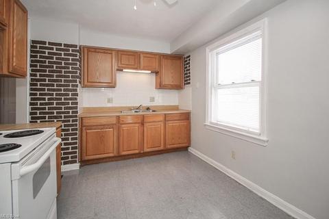 2321 E 35th St, Lorain, OH 44055 photo 8