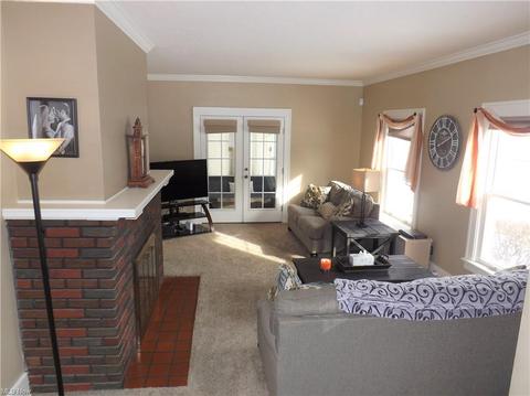 9636 Elsmere Dr, Parma, OH 44130 photo 2