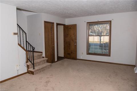 114 Hemlock Dr, Elyria, OH 44035 photo 3