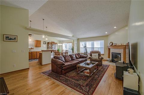 210 Falling Leaf, Seven Hills, OH 44131 photo 4