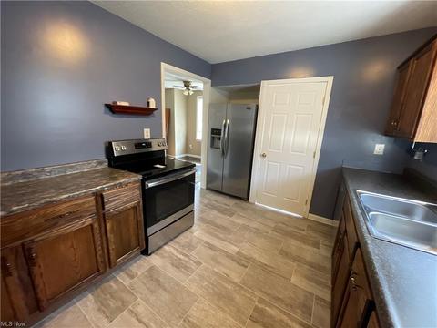 4810 Elyria Ave, Lorain, OH 44055 photo 3