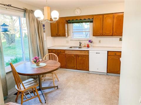 5041 Sandy Hook Dr, Parma, OH 44134 photo 3