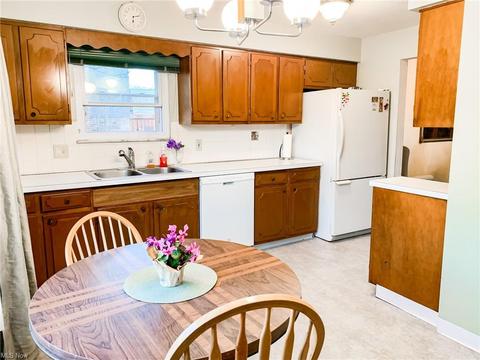 5041 Sandy Hook Dr, Parma, OH 44134 photo 2