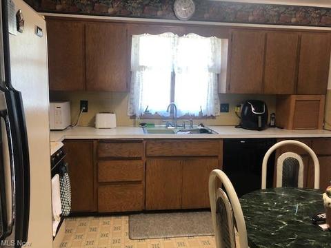 421 Eastern Ave, Campbell, OH 44405 photo 9
