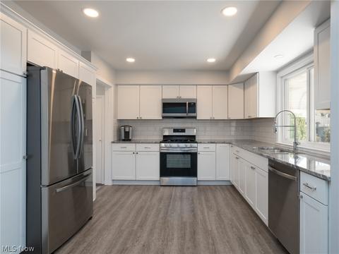 3221 Augustine Dr, Parma, OH 44134 photo 6
