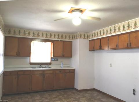 116 Euclid St, Elyria, OH 44035 photo 4