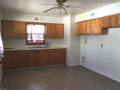 118 Euclid St, Elyria, OH 44035 photo 2