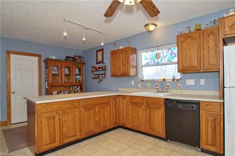 352 E 248th St, Euclid, OH 44123 photo 3