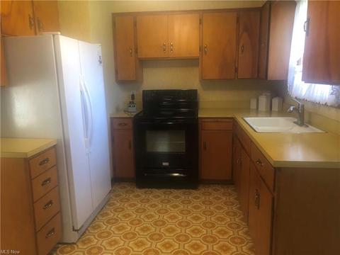 1416 Thayer Ave, Ashtabula, OH 44004 photo 2