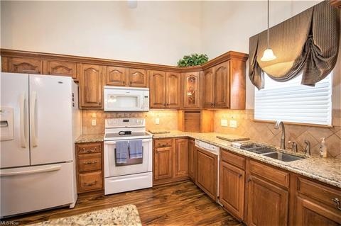 151 Falling Leaf Dr, Seven Hills, OH 44131 photo 6