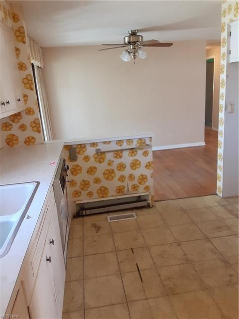 8533 Grenway Dr, Mentor, OH 44060 photo 6