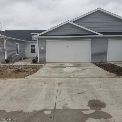 206 Oak Tree Ln, Elyria, OH 44035 photo 1