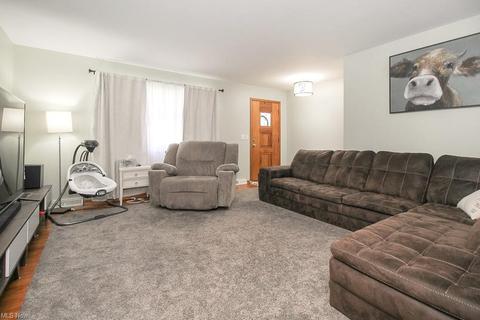 448 Windsor Dr, Elyria, OH 44035 photo 2