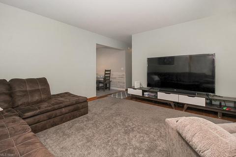 448 Windsor Dr, Elyria, OH 44035 photo 4