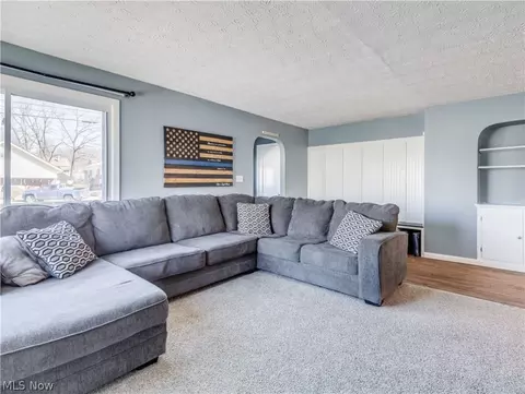 596 Mohawk Ave, Akron, OH 44305 photo 4