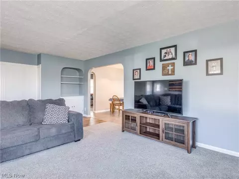596 Mohawk Ave, Akron, OH 44305 photo 5