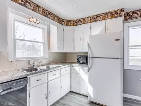596 Mohawk Ave, Akron, OH 44305 photo 9