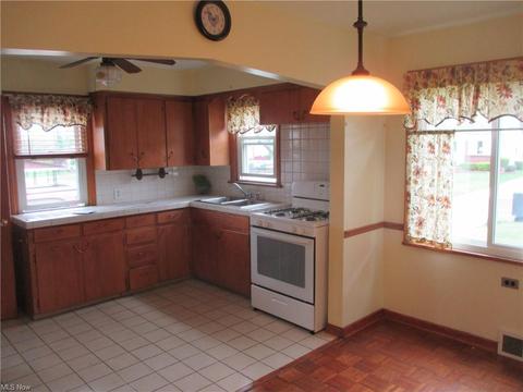 145 Renee Dr, Struthers, OH 44471 photo 2