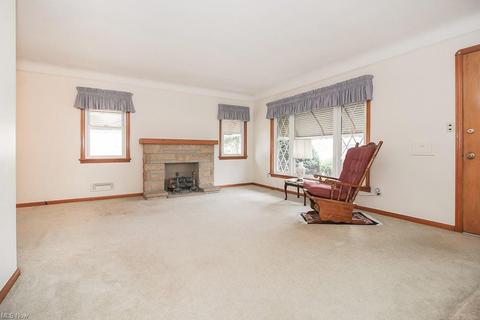10903 Windham Rd, Parma, OH 44130 photo 2